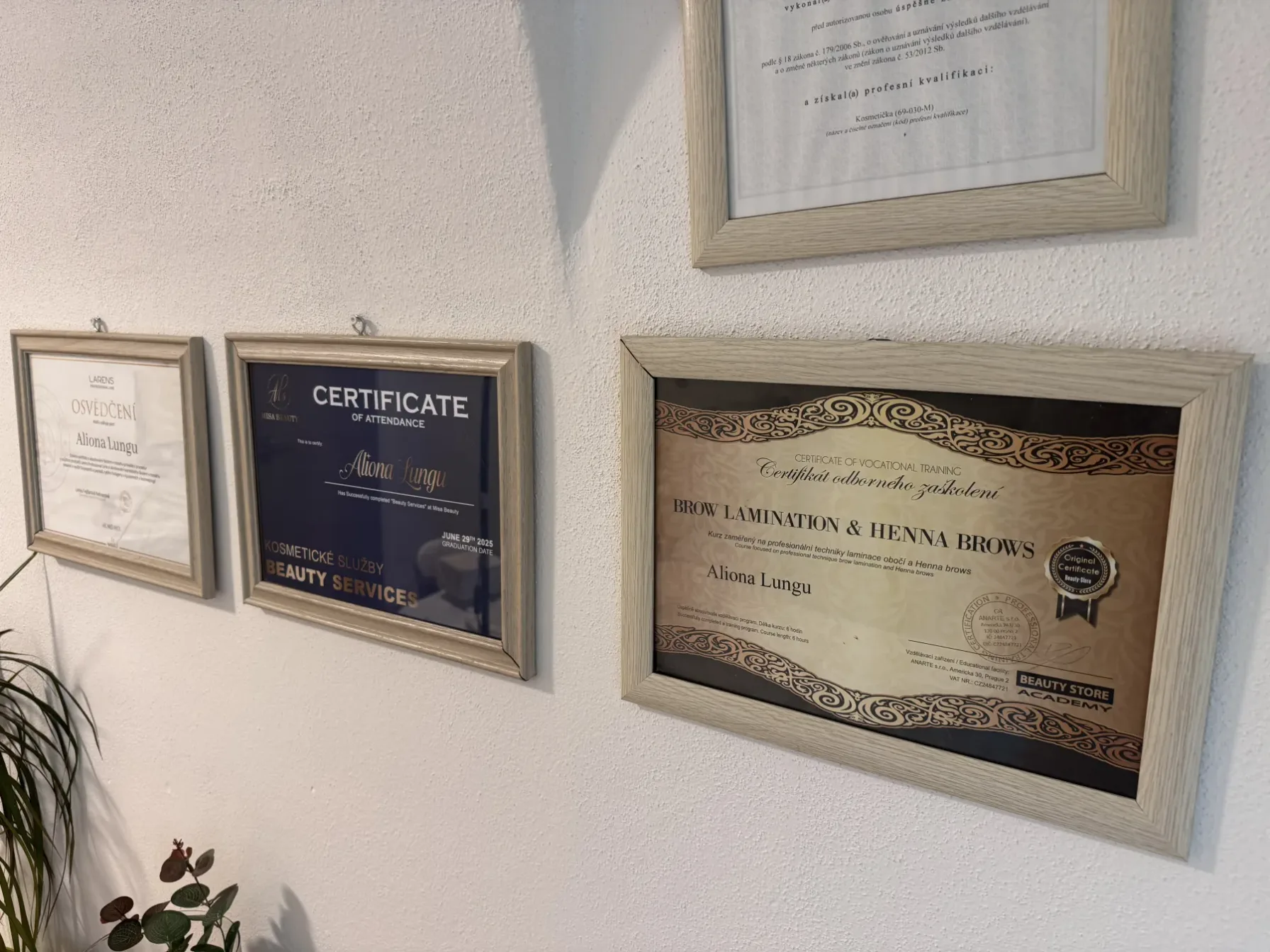 Osvědčení z kurzů a školení vystavená v salonu